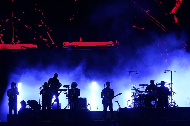 La banda argentina de rock Los Fabulosos Cadillacs se presenta en un concierto gratuito en el Zócalo de la Ciudad de México el sábado 3 de junio de 2023. (Foto AP/Aurea Del Rosario)