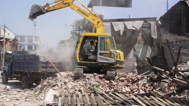 Un edificio destruido en el sismo en Naipyidó, Myanmar, el 2 de abril del 2025 (AP foto)