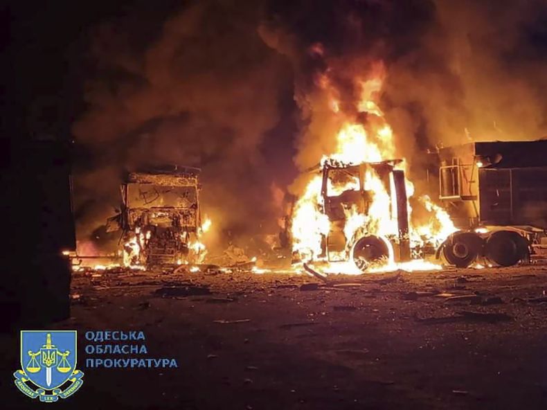 En esta imagen publicada por la Oficina de la Fiscalía Regional de Odesa, camiones en llamas en Odesa, el miércoles 13 de septiembre de 2023 tras ataques de drones rusos. (Fiscalía Regional de Odesa via AP)