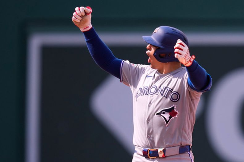 Brandon Valenzuela, de los Azulejos de Toronto, celebra tras su doblete productor de una carrera, el cual rompió el empate, durante la novena entrada de un partido de béisbol contra los Medias Rojas de Boston, el jueves 18 de junio de 2026, en Boston. (Foto AP/Charles Krupa)