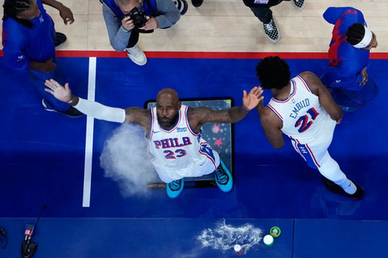 LeBron James lanza tiza al aire, una de sus firmas, por primera vez como integrante de los Sixers de Filadelfia frente a su afición, en el partido de pretemporada contra los Celtics de Boston, el viernes 16 de octubre de 2026, en Filadelfia. (AP Foto/Matt Slocum)