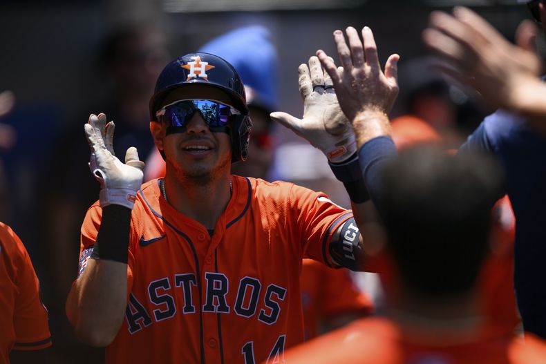 Mauricio Dubón, de los Astros de Houston, celebra con sus compañeros de equipo después de batear un cuadrangular durante la quinta entrada del juego de béisbol de Grandes Ligas frente a los Angelinos de Los Ángeles, el domingo 22 de junio de 2025, en Anaheim, California. (AP Foto/William Liang)