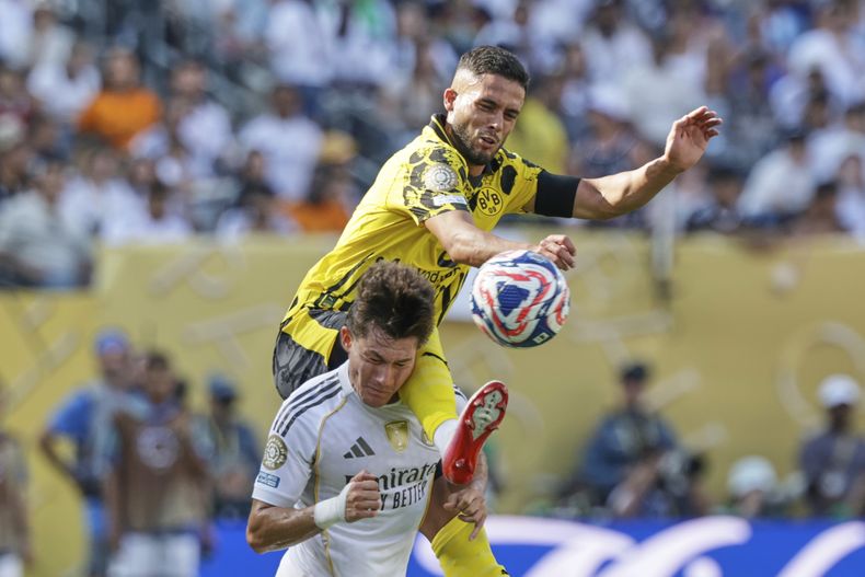 Yan Couto (arriba) del Borussia Dortmund y Fran García del Real Madrid pugna por el balón en los cuartos de final del Mundial de Clubes, el sábado 5 de julio de 2025, en East Rutherford, Nueva Jersey. (AP Foto/Frank Franklin II)