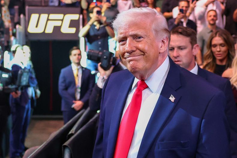 El presidente estadounidense Donald Trump llega a la función UFC 327 en Miami, el sábado 11 de abril de 2026 (Tasos Katopodis/Pool via AP)