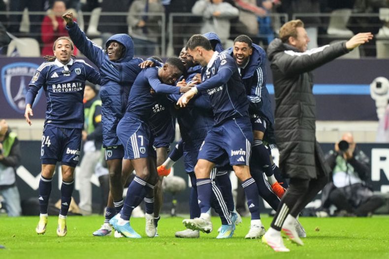 Alimami Gory del Paris FC celebra con sus compañeros tras anotar en el encuentro ante el Paris Saint Germain en la Ligue 1 el domingo 17 de mayo del 2026. (AP Foto/Michel Euler)