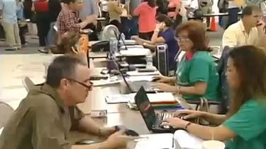 americateve | Faltan poco mas de seis horas para que se llegue al límite para inscribirse al denominado Obamacare, y la pagina volvió a colapsar.