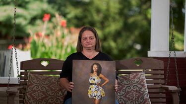 Christy Spivey con un retrato de su hija Tasia Fortune, en Marion, Kentucky, el 8 de septiembre del 2026. (AP foto/George Walker IV)