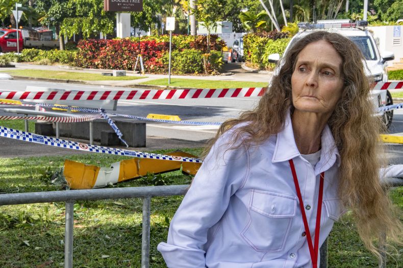 Veronica Knight, testigo de un choque de helicóptero, pasa junto a un resto del helicóptero en Cairns, Australia, el lunes 12 de agosto de 2024. (Brian Cassey/AAP Image via AP)