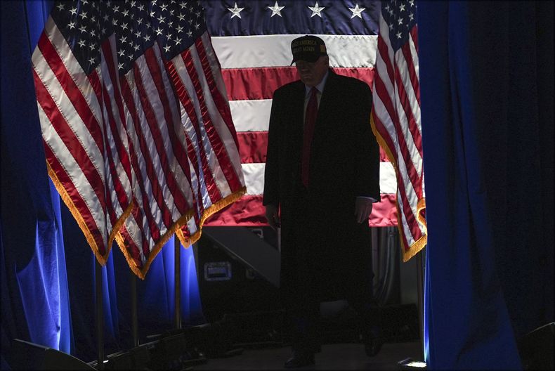 El expresidente y candidato republicano Donald Trump a su llegada a un acto de campaña en el Atrium Health Amphitheater, el domingo 3 de noviembre de 2024, in Macon, Georgia. (AP Foto/Evan Vucci)