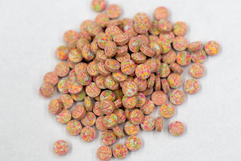 Pastillas de fentanilo en un laboratorio de la DEA, el martes 29 de abril de 2025, en Virginia. (Foto AP/Mark Schiefelbein, Archivo)