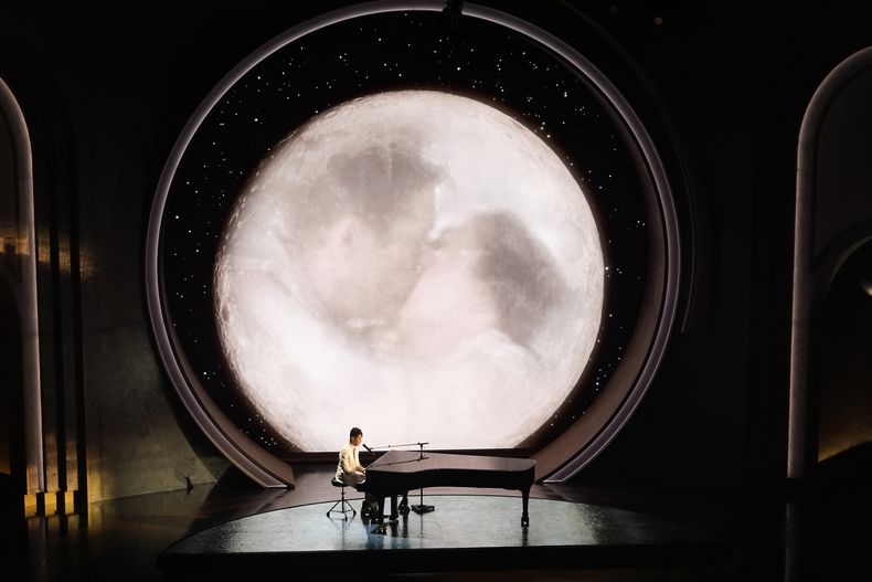Jon Batiste canta It Never Went Away de la película American Symphony durante la entrega de los Oscar, el domingo 10 de marzo de 2024, en el Teatro Dolby de Los Ángeles. (AP Foto/Chris Pizzello)