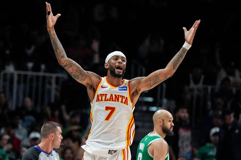 El escolta de los Hawks de Atlanta, Nickeil Alexander-Walker (7), celebra su tiro de tres puntos contra los Celtics de Boston en la segunda mitad de un partido de baloncesto de la NBA, el lunes 30 de marzo de 2026, en Atlanta. (AP Foto/Mike Stewart)