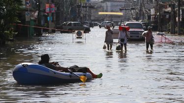 americateve | Varios tratan de vadear las calles anegadas de un pueblo de la provincia de Prachinburi, en Tailandia, el martes 1 de octubre del 2013. Las autoridades tailandesas dijeron el martes que las inundaciones hab&iacute;an causado la muerte a m&aacute;s de 20 p