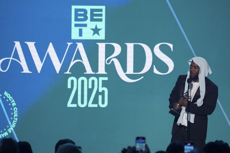 Kendrick Lamar recibe el premio al álbum del año por GNX durante los Premios BET el lunes 9 de junio de 2025, en el Teatro Peacock de Los Ángeles. (Foto AP/Chris Pizzello)