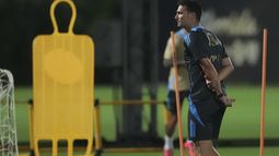Lionel Scaloni, técnico de Argentina, supervisa la práctica de su equipo en el complejo de entrenamiento del Inter Miami el 7 de octubre de 2024 en Fort Lauderdale, Florida. (AP Foto/Jim Rassol)