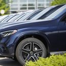 Una hilera de camionetas SUV 2023 son puestas a la venta en una concesionaria de Mercedes Benz, el martes 8 de agosto de 2023, en Loveland, Colorado. (AP Foto/David Zalubowski)