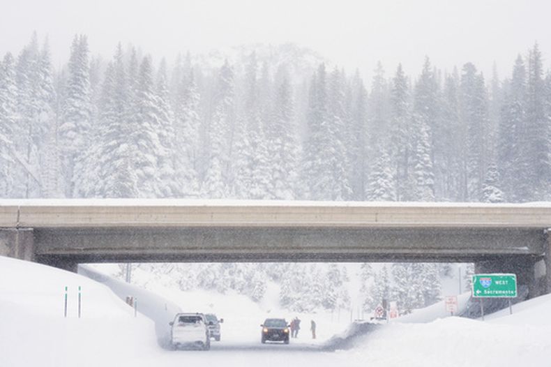 La nieve cubre un camino sobre un paso a desnivel en la carretera interestatal 80 el miércoles 18 de febrero de 2026 cerca de Soda Springs, California. (AP Foto/Brooke Hess-Homeier)