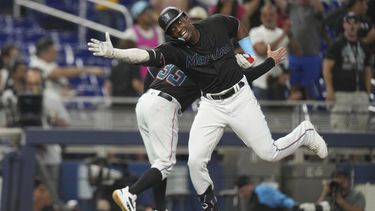 Jesús Sánchez, de los Marlins de Miami, celebra con el coach de tercera Jody Reed (33) mientras se enfila al plato después de un cuadrangular de tres carreras, en el juego de béisbol en contra de los Reales de Kansas City, el miércoles 7 de junio de 2023, en Miami. (AP Foto/Peter Joneleit)