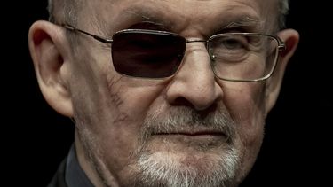 ARCHIVO – El escritor Salman Rushdie posa para promocionar su libro Knife: Meditations After an Attempted Murder (Cuchillo: Meditaciones tras un intento de asesinato), en el Deutsches Theater en Berlín, Alemania, el 16 de mayo de 2024. (AP Foto/Ebrahim Noroozi, Archivo)