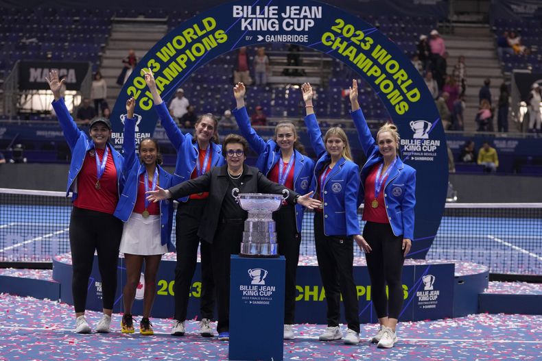 La exestrella del tenis Billie Jean King posa con el equipo de Canadá después de que conquistaron la Copa Billie Jean King al superar a Italia en la final en La Cartuja en Sevilla el domingo 12 de noviembre del 2023. (AP Foto/Manu Fernandez)