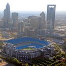 ARCHIVO - En esta fotografía de archivo del 16 de agosto de 2012, el panorama urbano de Charlotte, Carolina del Norte, se alza detrás del estadio Bank of America en esta vista aérea. (Foto AP/Chuck Burton, Archivo)