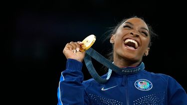 ARCHIVO - Foto del 3 de agosto del 2024, la estadounidense Simone Biles celebra tras ganar la medalla de oro en la prueba individual de salto de la gimnasia artística en los Juegos Olímpicos de París. (AP Foto/Francisco Seco, Archivo)