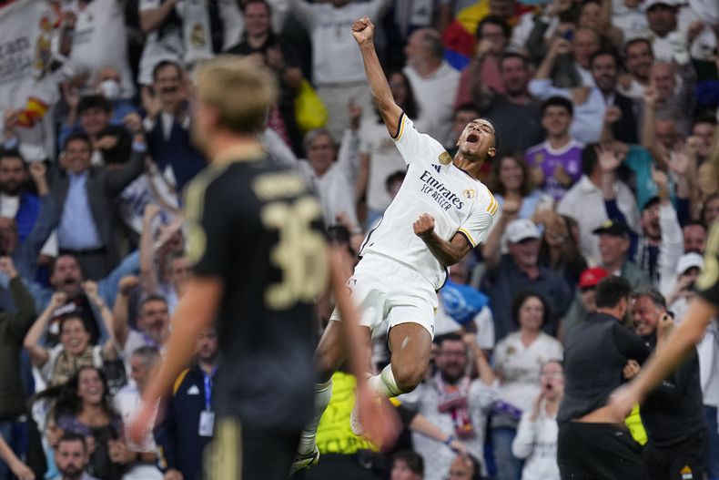 Jude Bellingham celebra tras anotar el gol del Real Madrid en la victoria 1-0 ante el Union Berlín en la Liga de Campeones, el miércoles 30 de septiembre de 2023, en Madrid. (AP Foto/Manu Fernández)