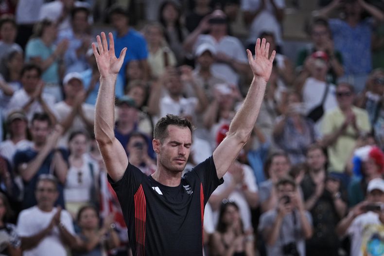 El británico Andy Murray se despide tras la derrota junto a Daniel Evans en los cuartos de final del torneo de dobles de los Juegos Olímpicos de París, el jueves 1 de 2024. (AP Foto/Andy Wong)