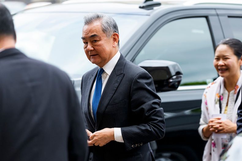 El ministro de Exteriores de China, Wang Yi, llega a la Oficina del primer ministro y Consejo Privado en Ottawa, para reunirse con el primer ministro Mark Carney, el viernes 29 de mayo de 2026. (Justin Tang/The Canadian Press vía AP)
