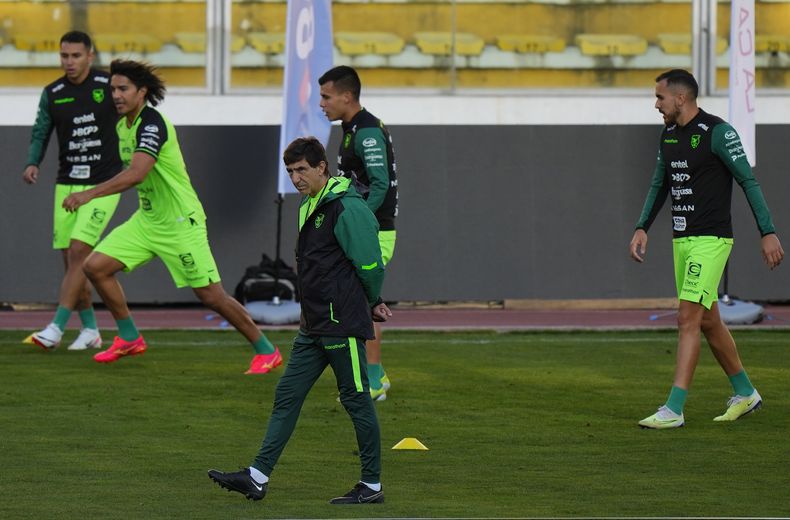 En foto del 10 de octubre del 2023, el técnico de la selección de Bolivia Gustavo Costas, en una sesión de entrenamiento con el equipo en el Estadio Hernando Siles en Las Paz. El martes 24 de octubre del 2023, Costas se despide como técnico de la selección. (AP Foto/Juan Karita)