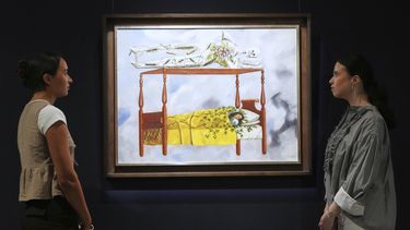 Una pintura de Frida Kahlo titulada El sueño (La cama) se exhibe en las salas de subastas de Sothebys, la pintura estimada en 40 a 60 millones de dólares es parte de una colección de obras maestras surrealistas presentada en Londres antes de su venta en Nueva York, el viernes 19 de septiembre de 2025. (Foto AP/Kirsty Wigglesworth)