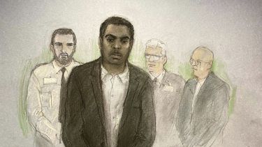 Este boceto de la corte realizado por Elizabeth Cook muestra a Valdo Calocane compareciendo en la corte de Nottingham, Inglaterra, el 23 de enero de 2024, por apuñalar fatalmente a tres personas en junio de 2023. (Elizabeth Cook/PA vía AP)