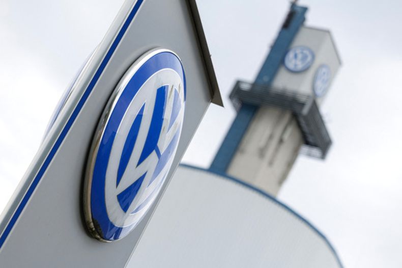 El logotipo de VW frente a la planta de Volkswagen en Osnabrück, Alemania, el miércoles 26 de agosto de 2026. (David Ebener/dpa vía AP)