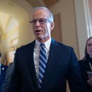 El líder de la mayoría en el Senado, el republicano John Thune, habla con los reporteros en el Capitolio, el viernes 7 de noviembre de 2025, en Washington. (AP Foto/J. Scott Applewhite)