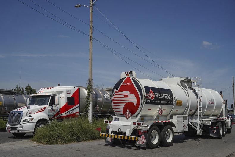 Camiones de gasolina esperan su ingreso al depósito y centro de distribución de Petróleos Mexicanos (PEMEX) en la ciudad portuaria de Veracruz, México, el lunes 8 de septiembre de 2025. (Foto AP/Victoria Razo)