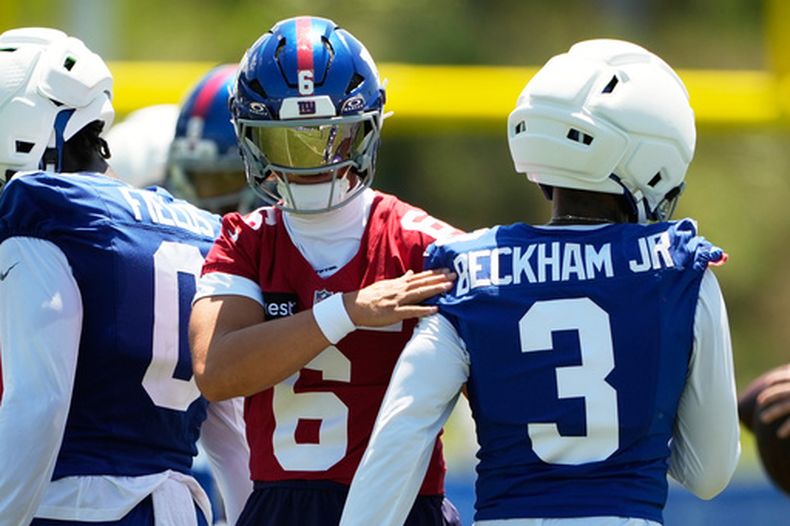 Jaxson Dart (6), quarterback de los Giants de San Francisco, felicita a Odell Beckham Jr. en la práctica durante el campamento de entrenamiento del equipo de la NFL, el viernes 31 de julio de 2026, en White Sulphur Springs, Virginia Occidental. (AP Foto/Chris Carlson)