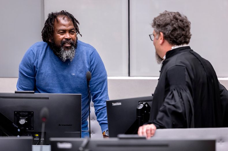 El comandante del grupo rebelde Seleka, Mahamat Said Abdel Kani,a la izquierda, habla con el abogado Dov Jacobs en la sala durante una vista en el caso en el que está acusado de crímenes contra la humanidad y crímenes de guerra cometidos en Bangui en 2013, en La Haya, Países Bajos, el miércoles 3 de septiembre de 2026. (Remko De Waal/Pool Foto via AP)