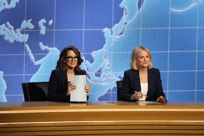 Tina Fey, left, y Amy Poehler presentan el premio a mejor especial de variedades (en vivo) en la 75a edición de los Premios Emmy el lunes 15 de enero de 2024 en el Teatro Peacock de Los Ángeles. (Foto AP/Chris Pizzello)