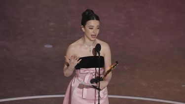 Mikey Madison recibe el premio a mejor actriz por Anora en los Oscar el domingo 2 de marzo de 2025 en el Teatro Dolby en Los Angeles. (Foto AP/Chris Pizzello)