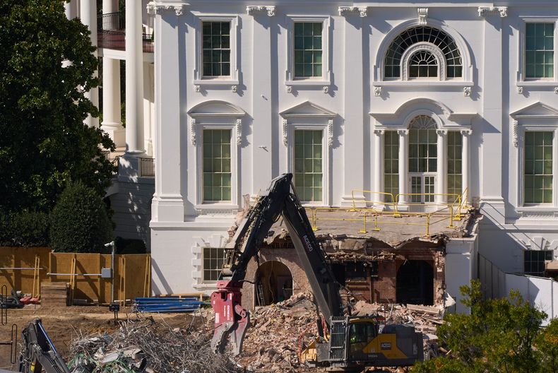 Continúan las obras en una parte prácticamente demolida del Ala Este de la Casa Blanca, el jueves 23 de octubre de 2025, en Washington, antes de la construcción de un nuevo salón de baile. (AP Foto/Jacquelyn Martin)