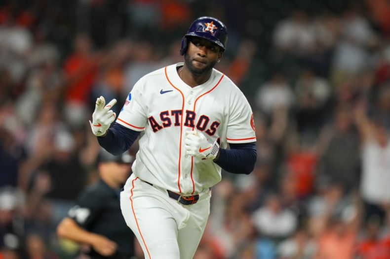 El cubano Yordan Álvarez, de los Astros de Houston, hace un gesto tras conectar un jonrón ante los Medias Rojas de Boston, el martes 31 de marzo de 2026 (AP Foto/Jon Shapley)