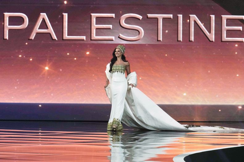 Miss Palestina Nadeen Ayoub participa en el concurso de trajes nacionales del certamen de belleza Miss Universo en la provincia de Nonthaburi, Tailandia, el miércoles 19 de noviembre de 2025. (Foto AP/Sakchai Lalit)