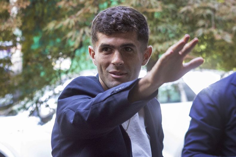 El estadounidense Christian Pulisic saluda a su arribo a Milán para realizarse los exámenes médicos antes de firmaron con el AC Milan el miércoles 12 de julio del 2023. (Stefano Porta/LaPresse via AP)