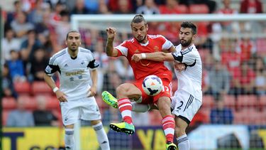 americateve | El argentino Pablo Daniel Osvaldo, de Southampton, es embestido por Jordi Amat, de Swansea, en un encuentro de la Liga Inglesa el 6 de octubre del 2013 en Southampton (AP Foto/ Clive Gee/PA ) UNITED KINGDOM OUT - NO SALES - NO ARCHIVES