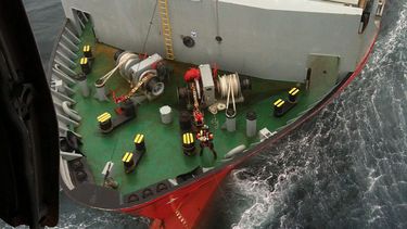 americateve | En esta imagen a&eacute;rea cedida por el Departamento de las Fuerzas Mar&iacute;timas de la Defensa Nacional en el Pac&iacute;fico y tomada por el, un helic&oacute;ptero de la Guardia Costera de Canad&aacute; se acerca a un portacontenedores ruso con cie