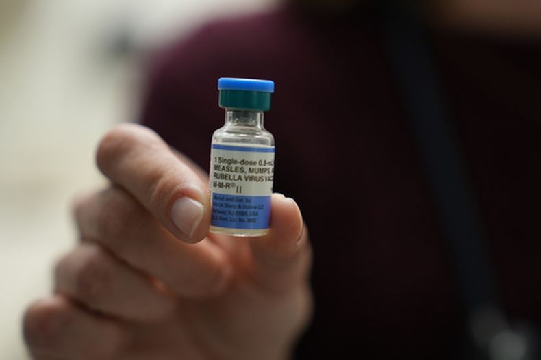 ARCHIVO - La doctora Jessica Early sostiene una ampolleta de la vacuna combinada contra el sarampión, las paperas y la rubeola en Prisma Health Pediatrics, el 18 de marzo de 2026, en Greer, Carolina del Sur. (AP Foto/Mary Conlon, archivo)
