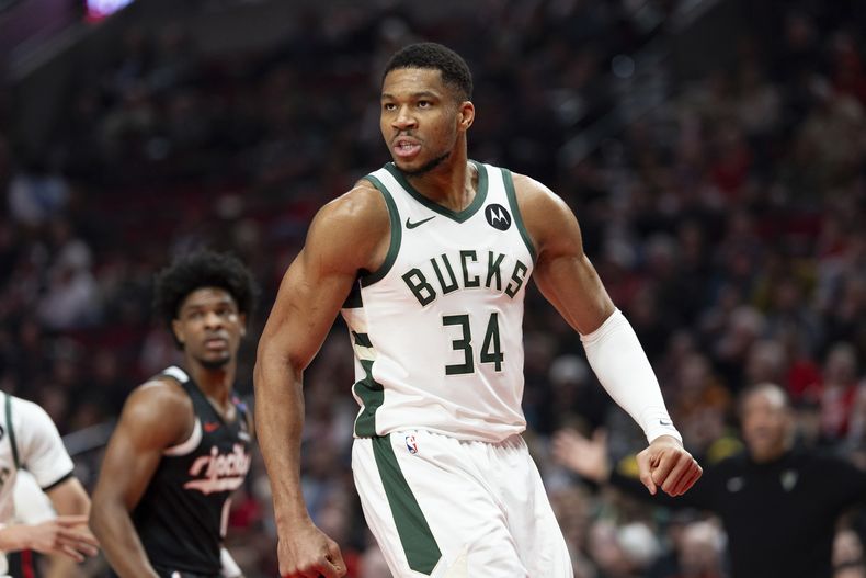 Giannis Antetokounmpo de los Bucks de Milwaukee después de una volcada ante los Trail Blazers de Portland, el martes 28 de enero de 2025, en Portland. (AP Foto/Howard Lao)