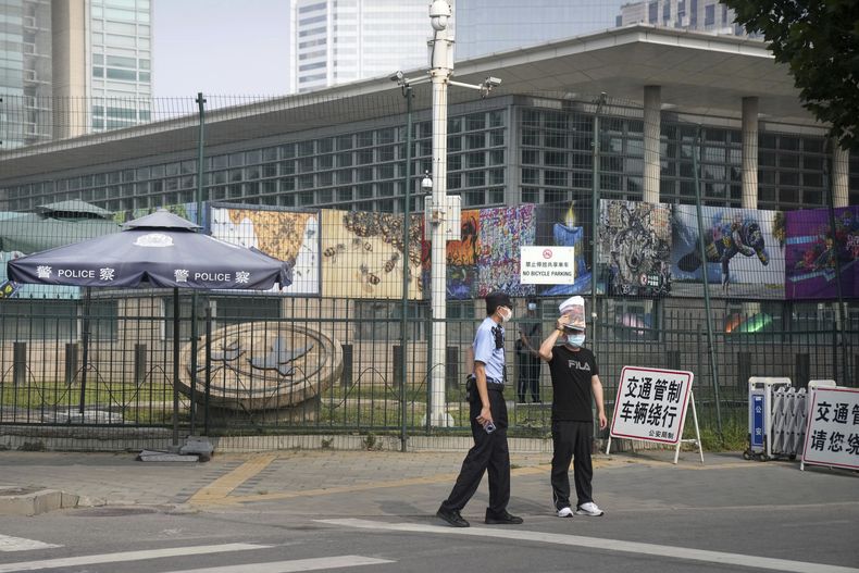 ARCHIVO - Agentes de seguridad uniformados y paisano montan guardia ante la Embajada de Estados Unidos en Beijjing, el 3 de agosto de 2022. (AP Foto/Mark Schiefelbein, Archivo)