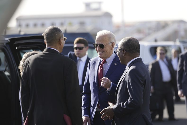 El presidente estadounidense Joe Biden con el primer ministro de Cabo Verde, Ulisses Correia e Silva, a la derecha, y el embajador de Cabo Verde en Estados Unidos, Jose Luis Livramento, en el Aeropuerto Internacional Amilcar Cabral en Isla Sal, Cabo Verde, el 2 de diciembre del 2024. (AP foto/Ben Curtis)