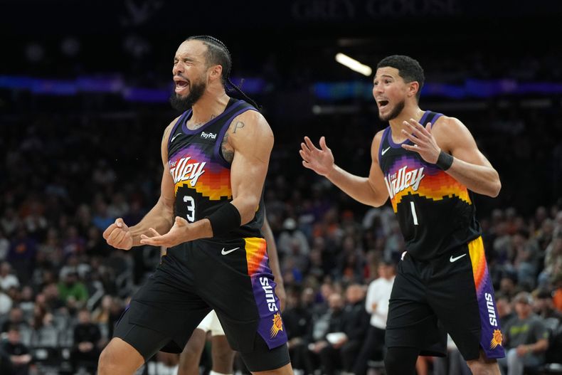 Dillon Brooks y Devin Booker, de los Suns de Phoenix, festejan tras marcarse una falta de los Pacers de Indiana en el partido del jueves 13 de noviembre de 2025 (AP Foto/Rick Scuteri)